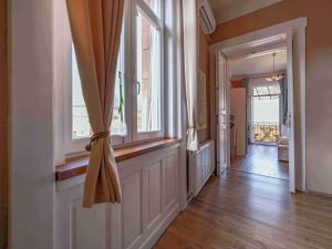 Pinnacle Apartment with balcony