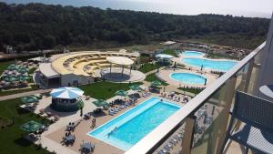 Waves & Whispers Apartments - acces gratuit piscina