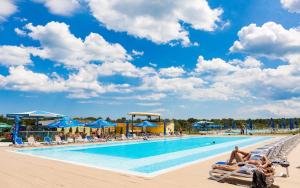 Waves & Whispers Apartments - acces gratuit piscina