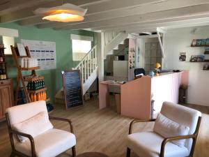 Hotels Hotel Les Voisins Beaucemaine : photos des chambres