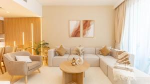 Burj Khalifa view with Grass Turf Balcony-Downtown by Tanami Holiday Homes