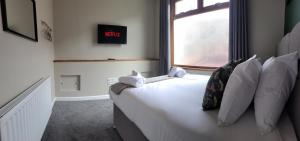 3 Doubles - Sleeps 8 - Ideal for Work Crews