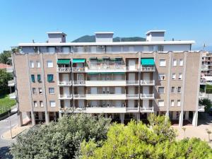 300 mt near the sea and the station exclusive apartment