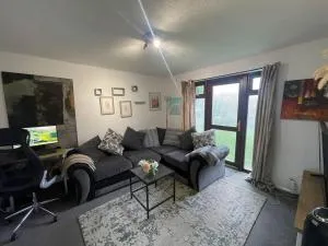 Private apt close to train station - Enfield Lock