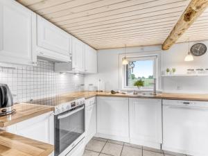 Holiday Home Anneke - 1-3km from the sea by Interhome