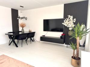 Home with free parking near Amsterdam 45 min away!