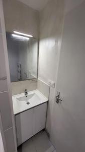 Studio contemporain avec parking gratuit