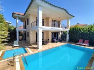 Deniz Manzaralı Korunaklı Özel Havuzlu Lüks Villa - Davutlar