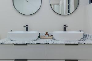 Modern Central 1 BR Apartment