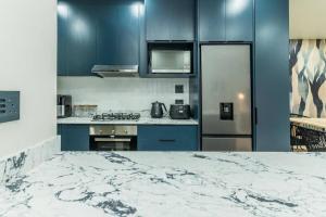 Modern Central 1 BR Apartment