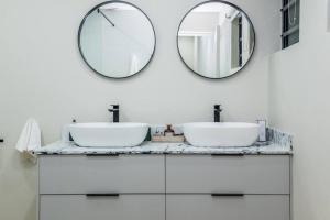 Modern Central 1 BR Apartment