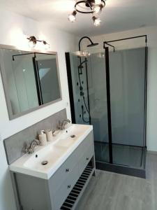 Maisons de vacances Gite 6 personnes a Arvieu : photos des chambres
