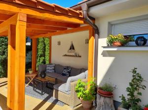 Canadian style house with 3D effect pool