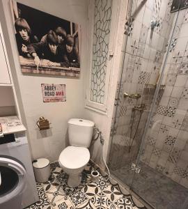 Private art STUDIO - ground floоr with terrace and green patio just infront ot the pool - just infront of Kavatsi beach