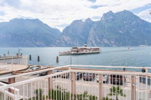 Camera Familiare con Vista Lago