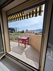 Residence , entre Cannes et Antibes plage a pied, gare, piscine, garage privé