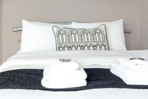 magnificent 3BR Apt with Balcony