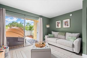 Cute Boho style condo,garden, heated pool