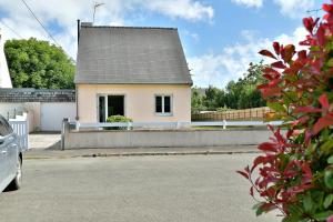 Maisons de vacances Au Ty Mitine - A 4min en voiture de la plage : Maison 4 Chambres