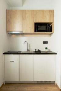 The Meta Stay -Rooftop Access Sunny 2bdr Apartment