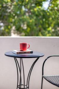 The Meta Stay -Rooftop Access Sunny 2bdr Apartment