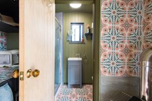 Ernest by Bloom Stays