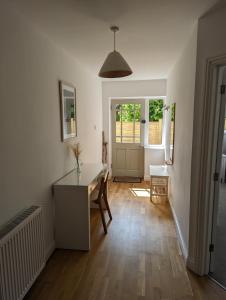 Peaceful Glastonbury Bungalow - Ideally Located