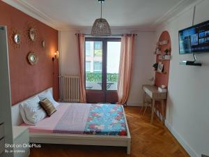 Sejours chez l'habitant Belle chambre d-hote avec balcon prive - 3 mins gare Annemasse - Geneve acces direct : photos des chambres