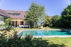 Lovely 60ies Villa on the lake, pool and Sauna - Schönenberg