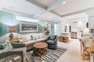 Coastal Downtown Naples Condo - Walk to the Beach! - Royal Harbor