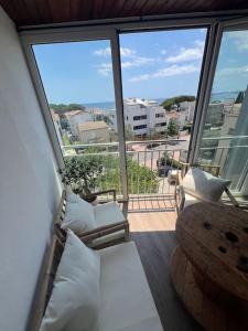 Apartment with sea views 50m from the beach