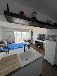 Apartment with sea views 50m from the beach