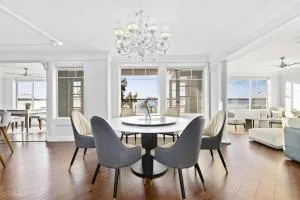 Luxury Waterfront Holiday Home - Toukley