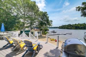 Plymouth Getaway with Private Lake Beach and Kayaks! - 3hvězdičkové hotely ve městě Plymouth