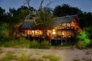 Rhino Post Safari Lodge - 萨比沙禁猎区