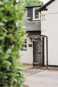 Cotswolds Manor Gatehouse with Log Burner