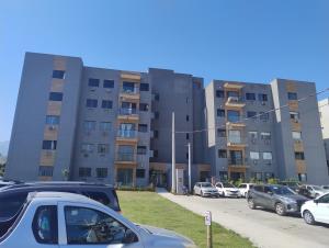 Apartamento em vargem pequena com piscina e estacionamento