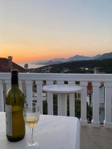 Дом возле моря с большой террасой с видом на море