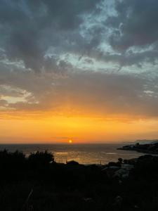 Дом возле моря с большой террасой с видом на море