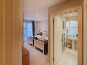 AO Home Lettings - Ferry Quays - Brentford