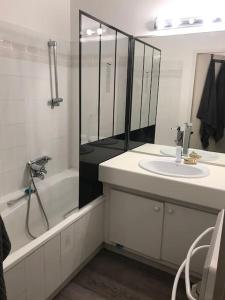 Appartement terrasse piscine et accès plage