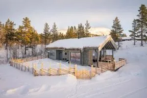 The cabin at Lemonsjøen Jotunheimen - Stuttgongfossen