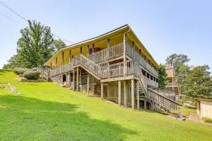 Lakeside Hot Springs Retreat with Pool Table! - Malvern