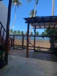 Suíte frente mar com cozinha e quintal pés na areia