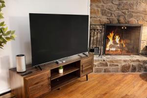 Renovated cabin w hot tub & deck