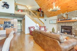 Game Room and Fire Pit Picturesque Cabin in Murphy