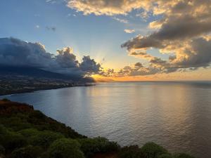 Nomads Nest - Sea View Apartment with Pool - Ideal for Vacation & Remote Work