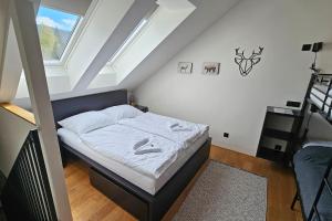 ENJOYHARRACHOV - Atraktivní klidný klimatizovaný apartmán 20 v centru Harrachova s parkováním, Wifi-WLAN, SAT, herní konzolí, Ipad, Netflix zdarma, možností dobíjení auta, výhledem do zahrady a na kostelík jen 150m od lanovky