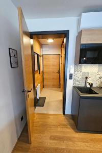 ENJOYHARRACHOV - Atraktivní klidný klimatizovaný apartmán 20 v centru Harrachova s parkováním, Wifi-WLAN, SAT, herní konzolí, Ipad, Netflix zdarma, možností dobíjení auta, výhledem do zahrady a na kostelík jen 150m od lanovky