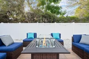 Lux Sunny Family Paradise with Heated Pool and King Bed - Walsingham